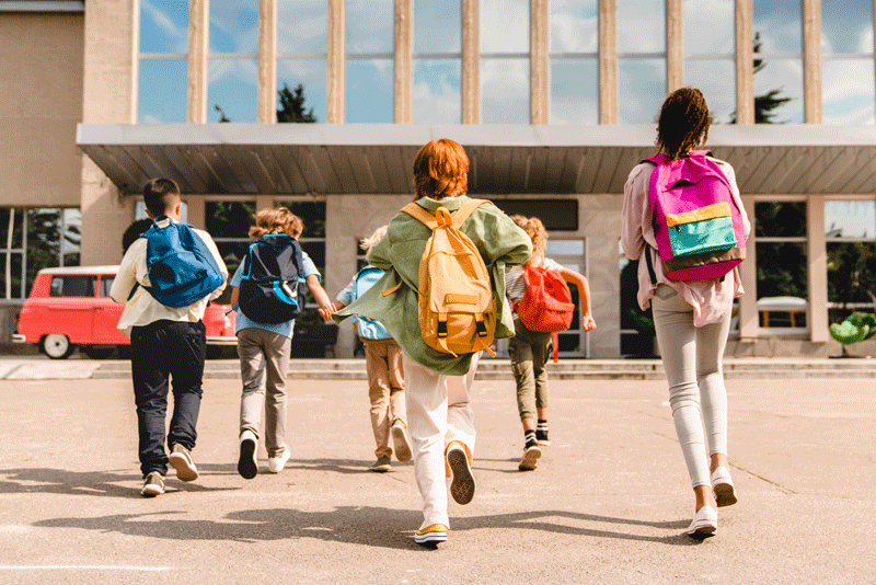 Kids-Running-backpacks-crosssing-street
